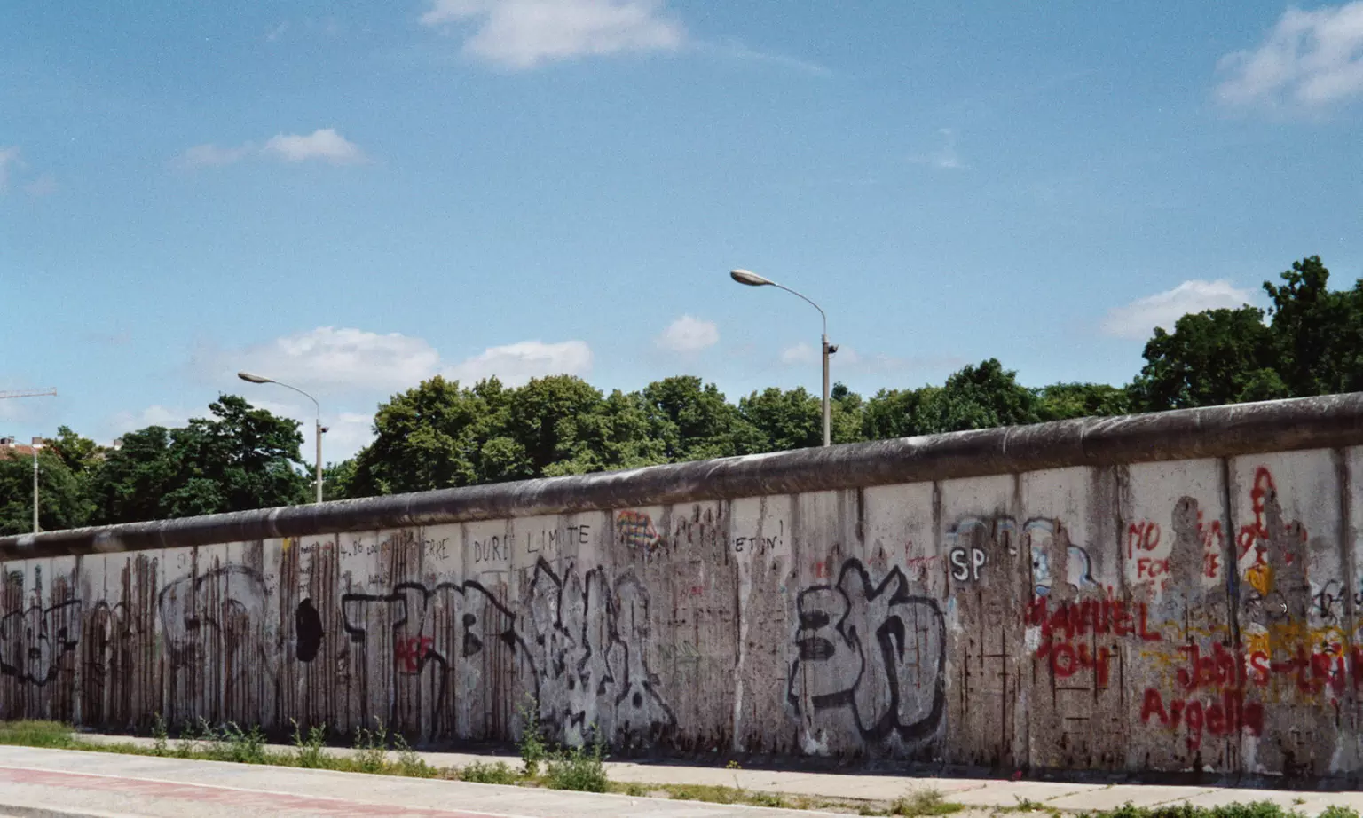 City-Tour „Verbotener Untergrund – Die unterirdische Geschichte der Berliner Mauer“ für 1-2 Personen mit unter-berlin - Primary Image