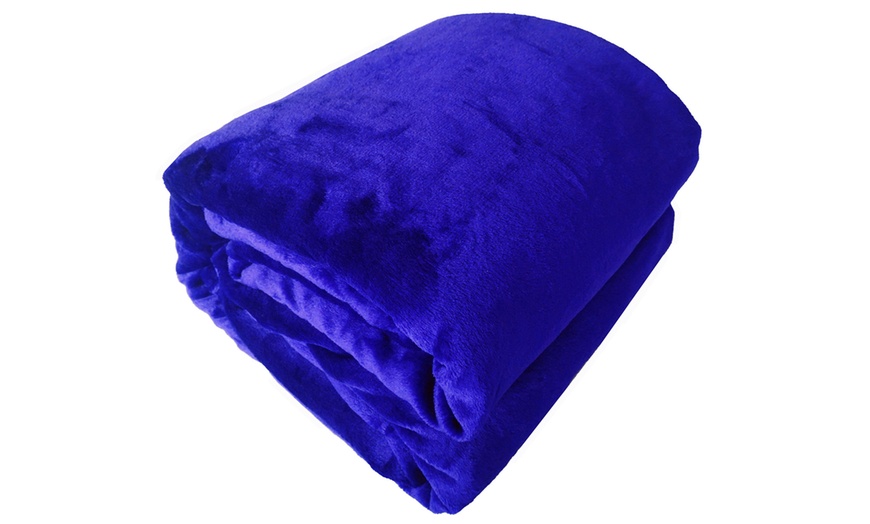 Image 5: Sleeved Throw Blanket