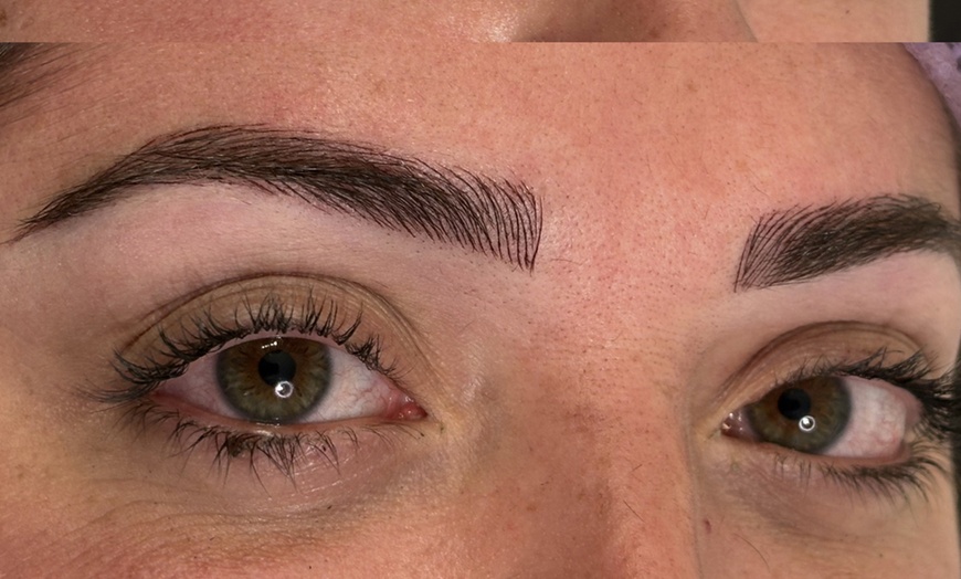 Image 14: Luce un eyeliner semipermanente con microblading o micropigmentación