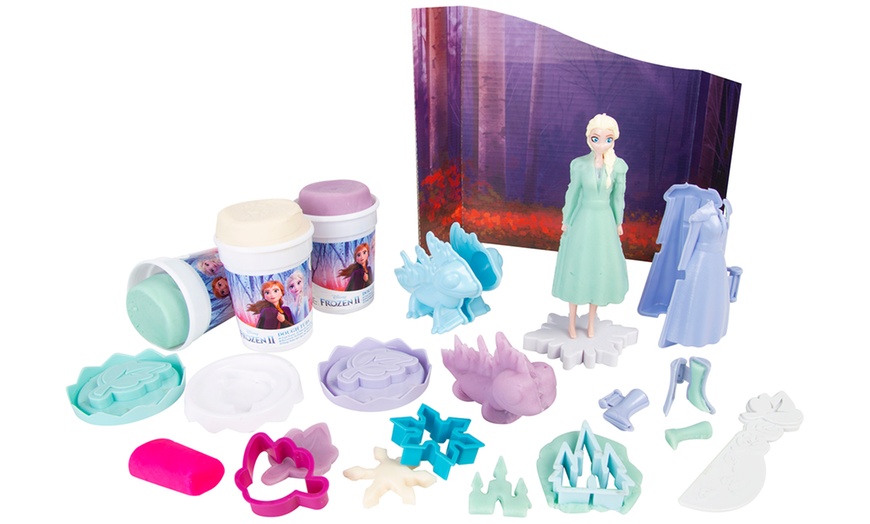 Image 3: Frozen 2 Dress Up Elsa Dough Set