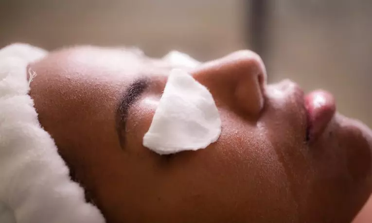 Limpieza facial con máscara LED
