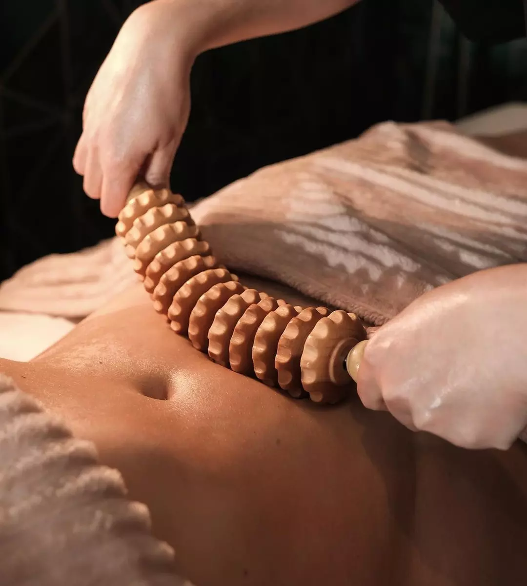 Experimenta maderoterapia con tratamiento lipolítico y masaje drenante
