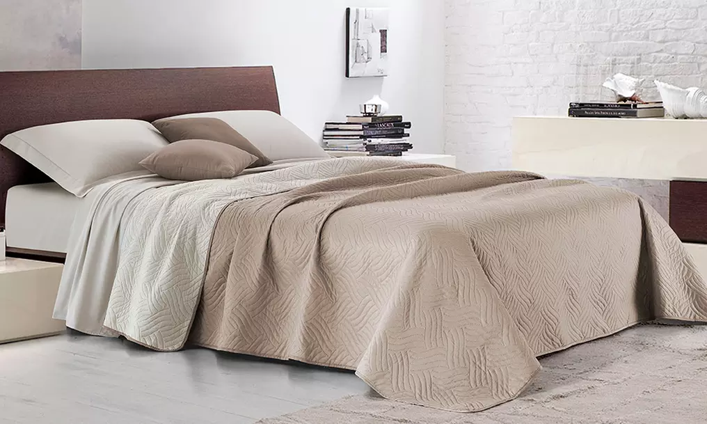 Zweifarbige Tagesdecke