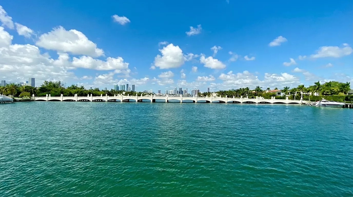 Miami Skyline & Celebrity Mansion Boat Tour – Biscayne Bay