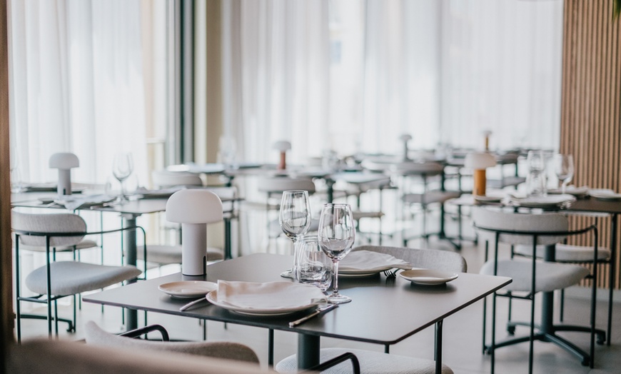 Image 7: Menú de cena gourmet con 4 pases y vino para 2 o 4 al lado de la playa