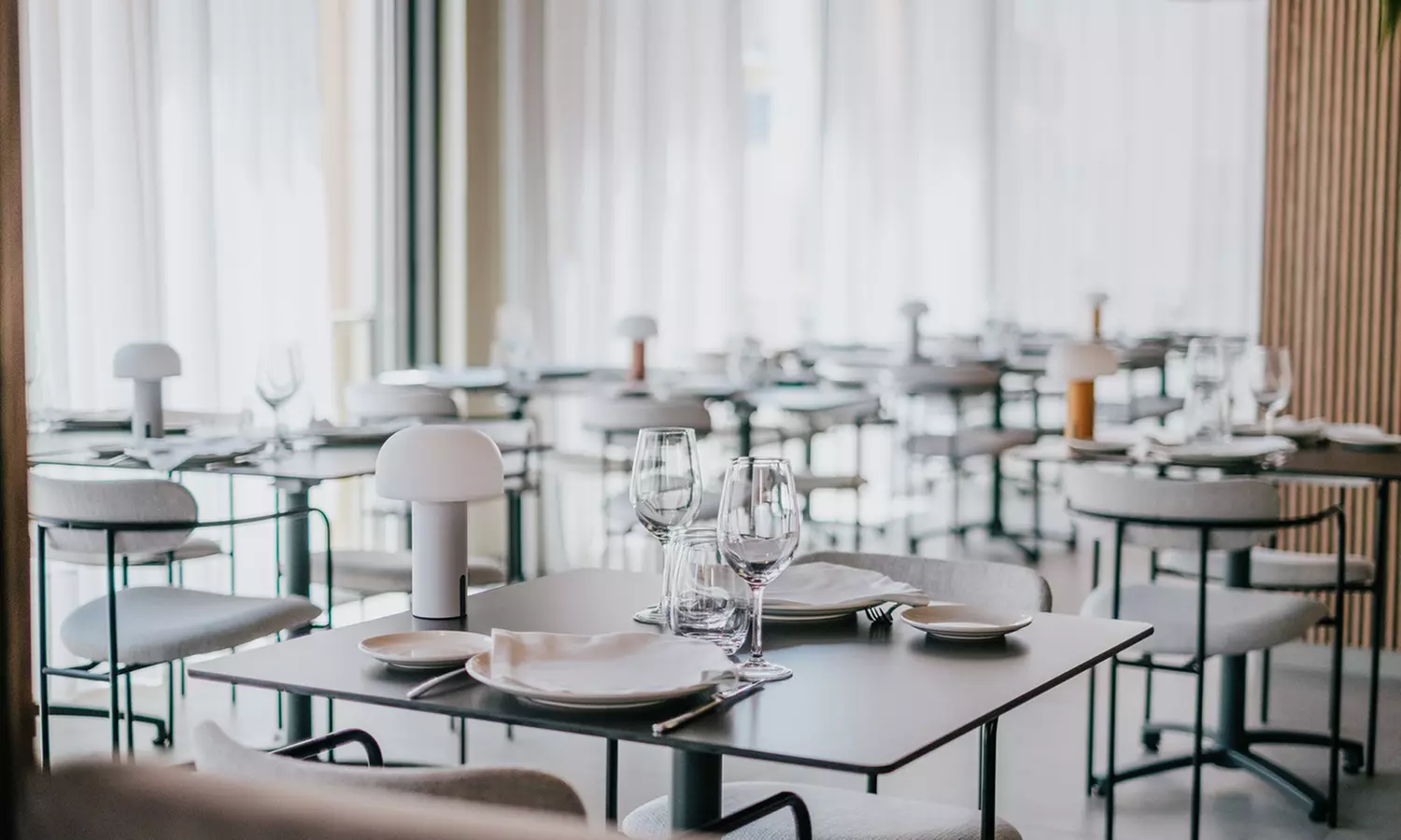 Menú de cena gourmet con 4 pases y vino para 2 o 4 al lado de la playa