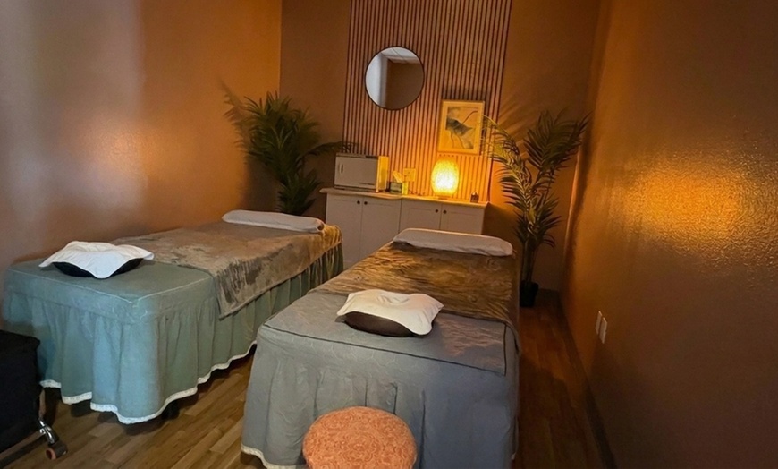 Image 5: Glow and Renew Skin with Full-Body Scrub and Mask