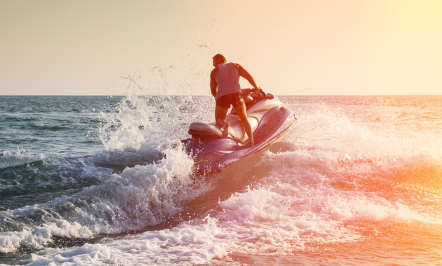 Image 6: Siente la adrenalina sobre las olas con una excursión en moto de agua