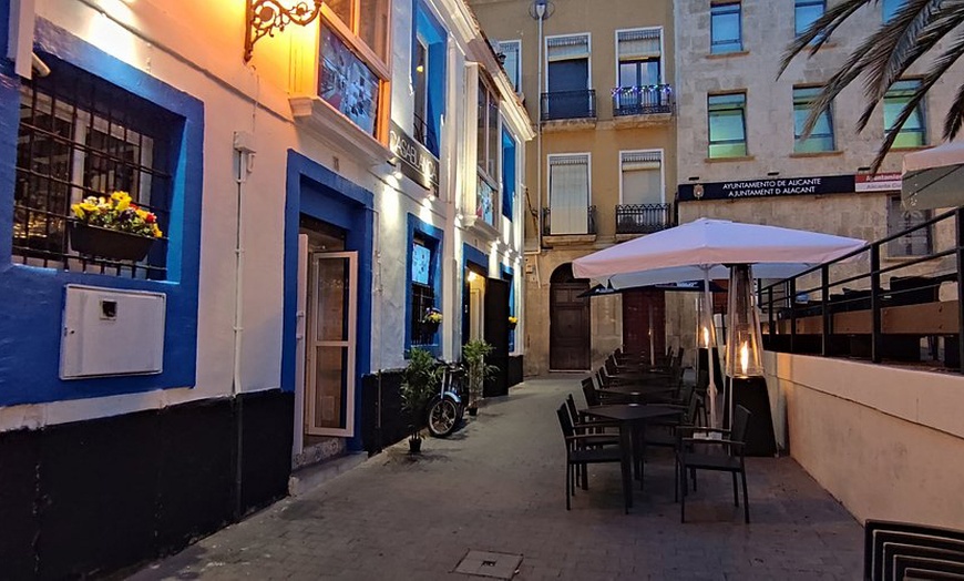 Image 10: Menú para 2 o 4 en casco antiguo de Alicante con postre y vino