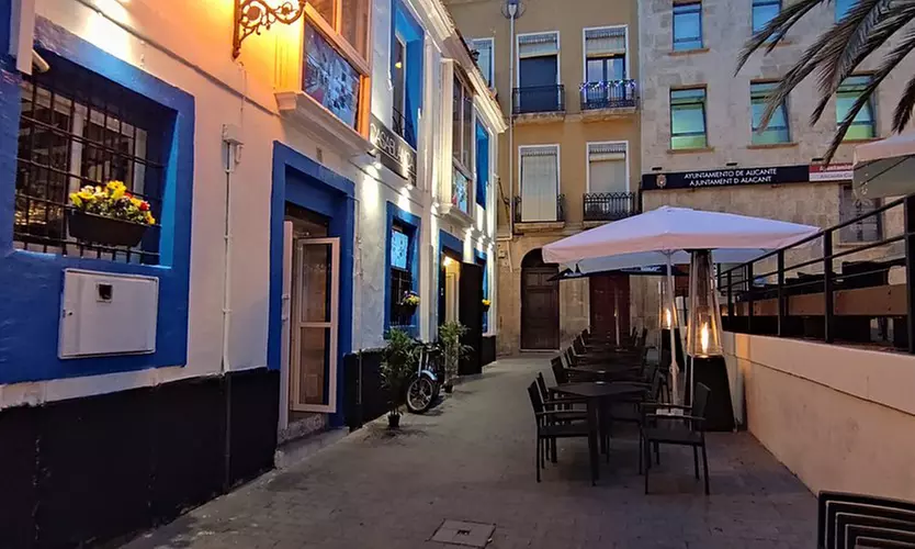Menú para 2 o 4 en casco antiguo de Alicante con postre y vino