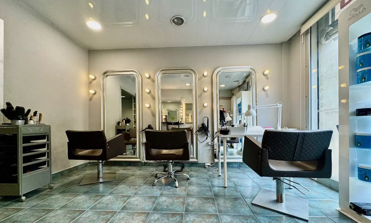 Sesión de peluquería en Benzant Salon con corte, peinado y opciones de tinte, mechas o keratina hasta 75% menos - Primary Image