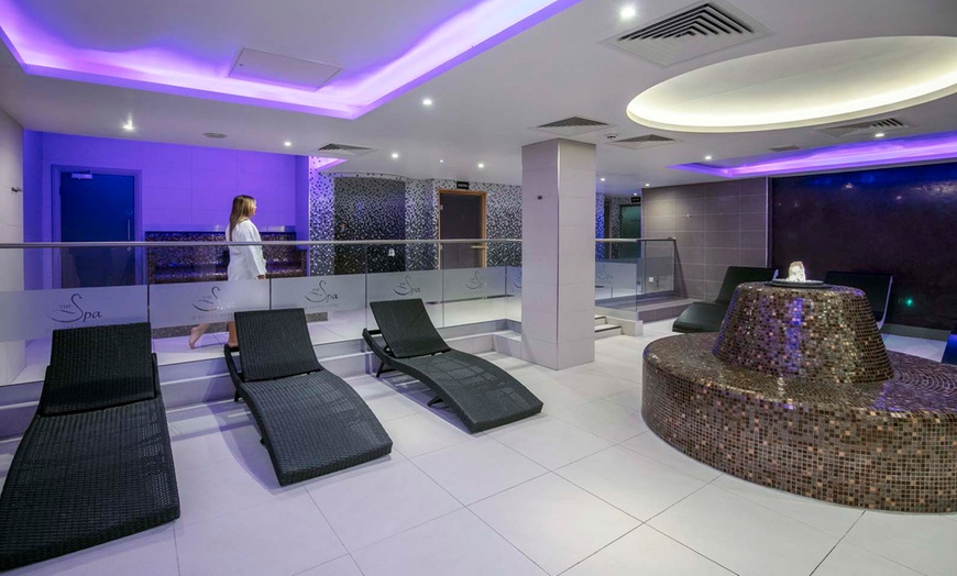 Image 2: 4* Knowsley: Standard King Room Stay w/Breakfast, Spa Treatment & More