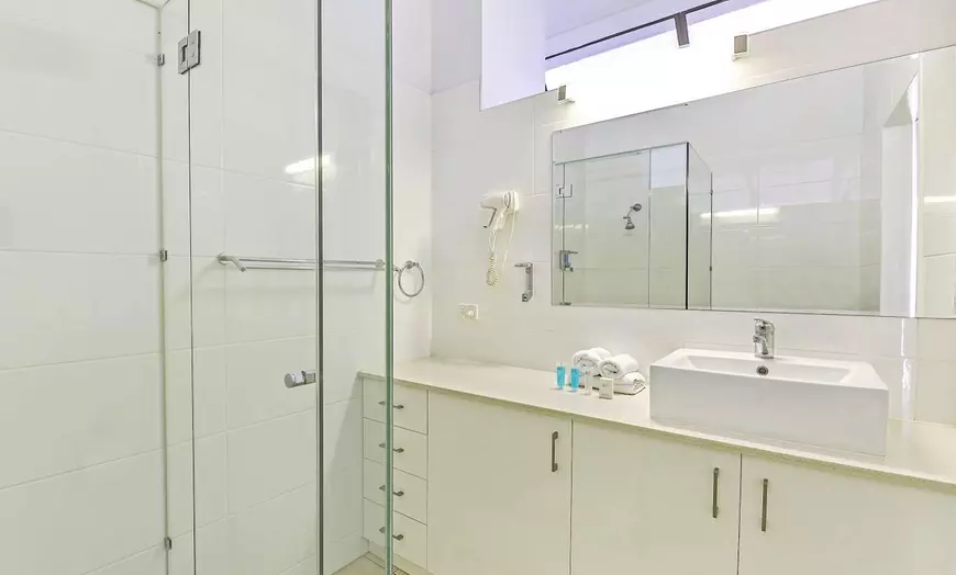 Image 5: Broadbeach: 2N Apartment Stay with Wine