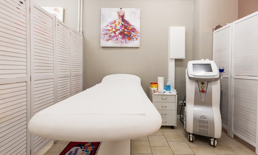 Image 2: IPL Hautverbesserung mit Pediküre & Wimpern- oder Augenbrauenfärben