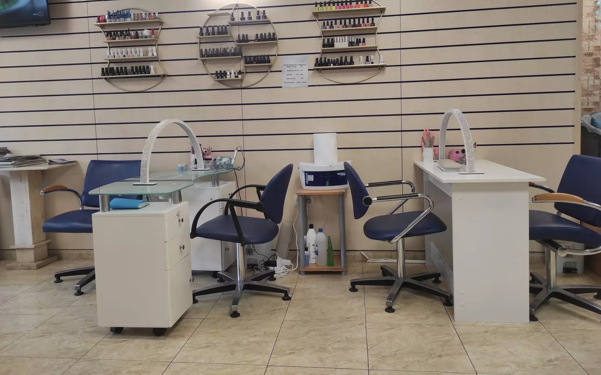 Primera puesta de uñas de gel con esmaltado semipermanente