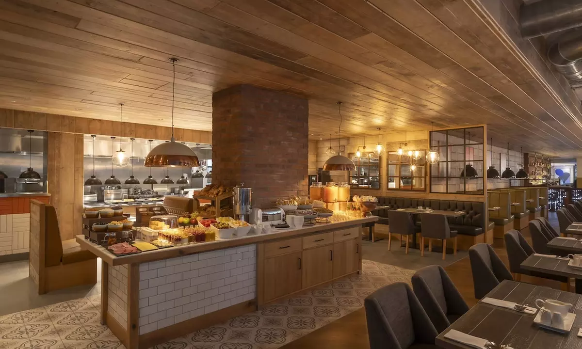 London: Stay for 2-4 in Deluxe Rooms with Breakfast