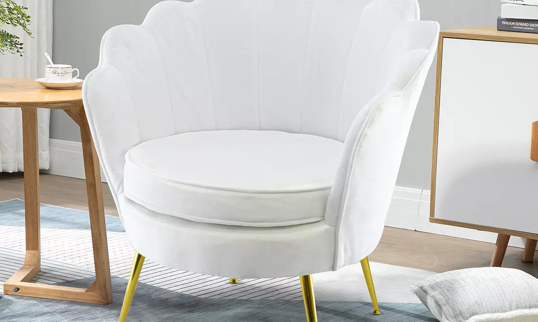 Poltrona con schienale a conchiglia