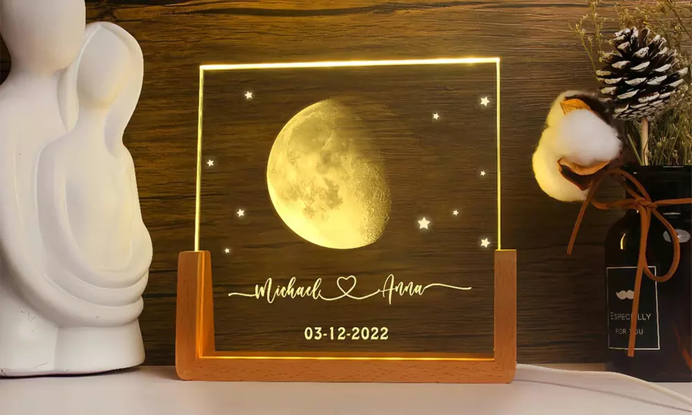 Personalisiertes LED-Kristall-Nachtlicht auf Holzsockel im Design nach Wahl von Justyling (bis 83% sparen) - Primary Image