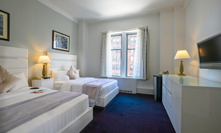 Image 12: 19th-Century Hotel in Downtown Chicago