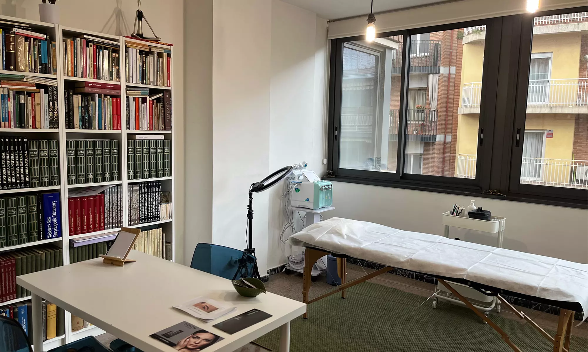 Microneedling facial con ácido hialurónico, vitaminas y colágeno