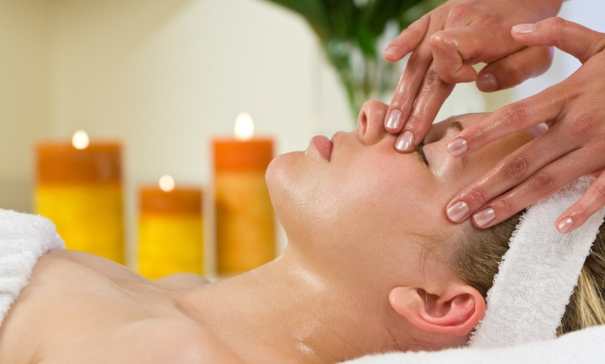 Image 2: Luxury Glow Facial w/ Massage & Red-Light Therapy: 60- or 75-Min