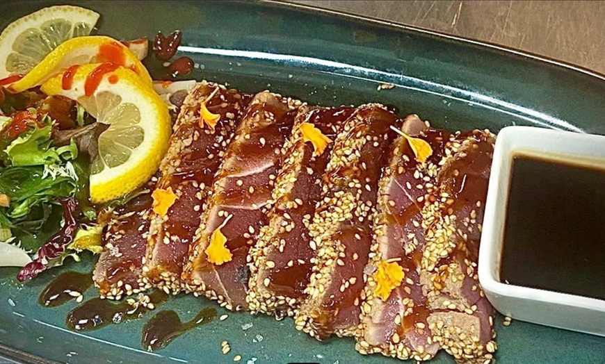 Image 2: Menú para 2 o 4 con entrantes, principales, postres y bebidas 