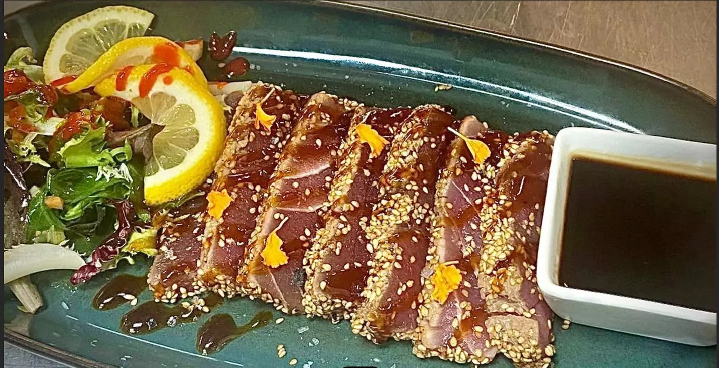 Menú para 2 o 4 con entrantes, principales, postres y bebidas