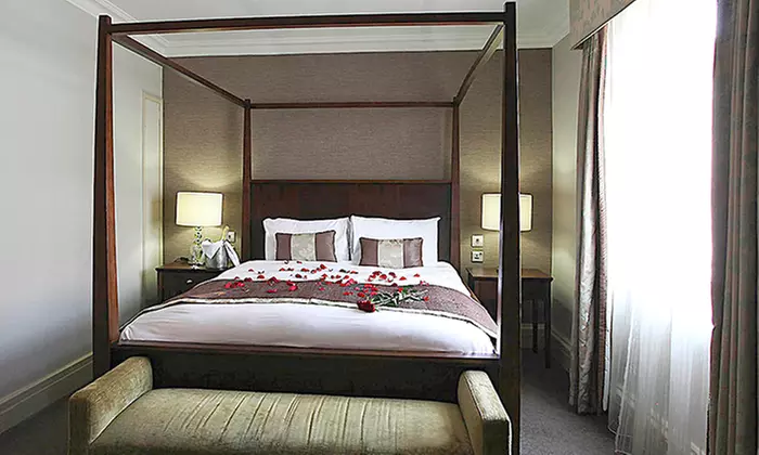 Winchester: 4* Classic Double Room with Breakfast and Late Check-out