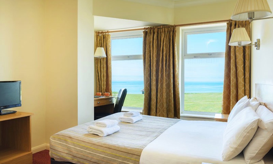 Image 4: Cornwall: Standard/Superior Room with Breakfast and Wine