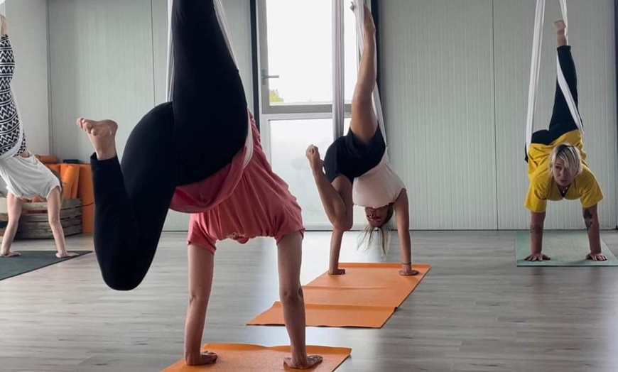 Image 5: Pour une légèreté de l'âme : yoga traditionnel et aérien