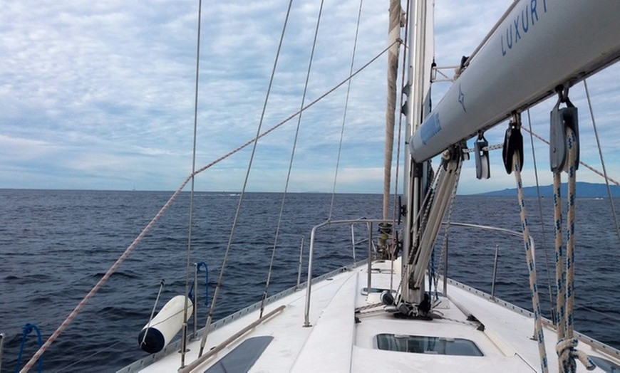 Image 2: Excursión en barco con comida