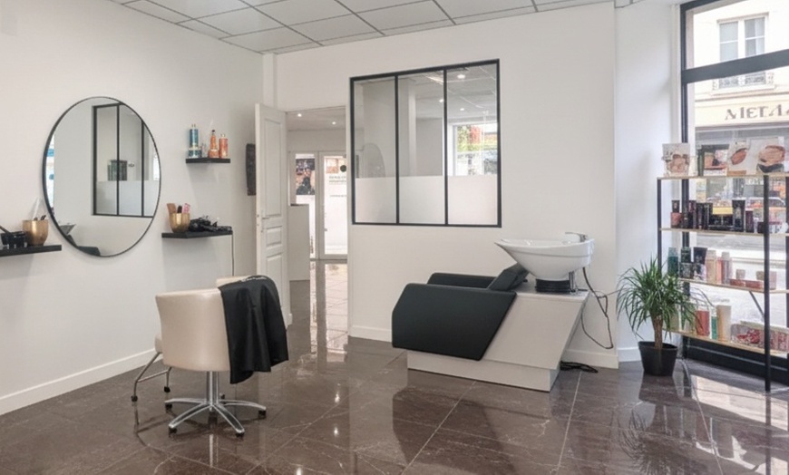 Image 3: Regard sublimé avec soin des cils et sourcils au Sofya Beauty