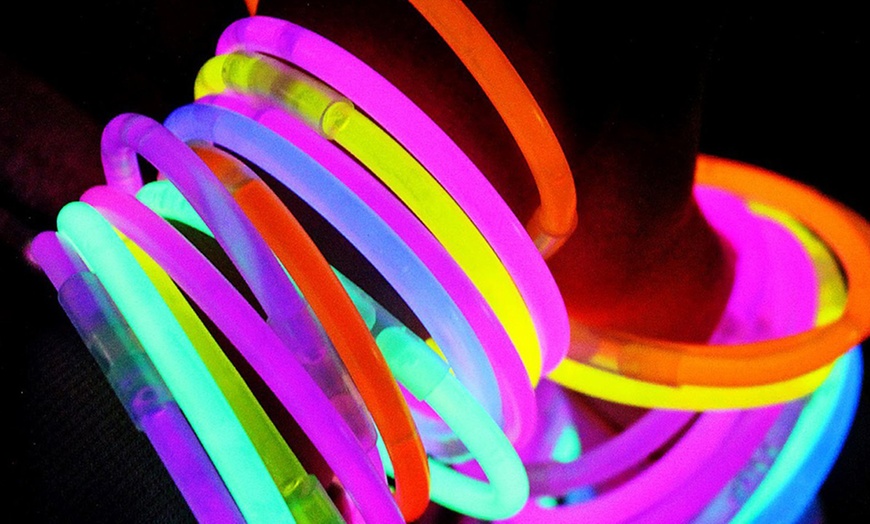 Image 4: 100 Glow Stick Bracelets 