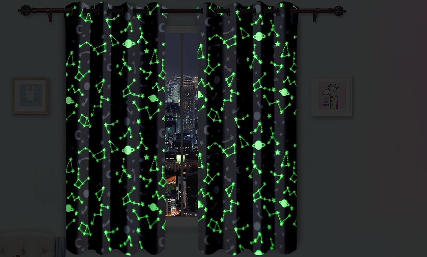 Image 6: Glow-In-The-Dark Curtains