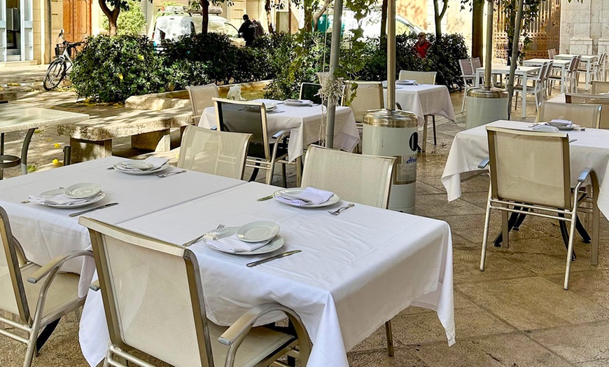Image 9: Cata de vinos maridados con vista a la Almoina y tabla de ibéricos