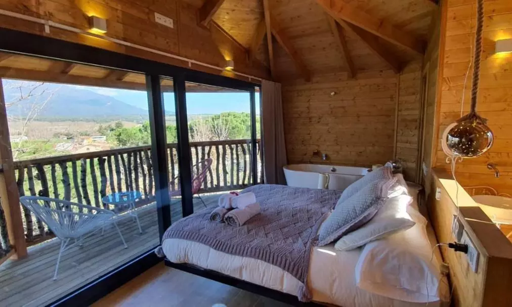 Barcelona, Montseny: 1 o 2 noches en habitación doble superior con desayuno, cóctel y spa privado para 2 en Les Suites - Primary Image