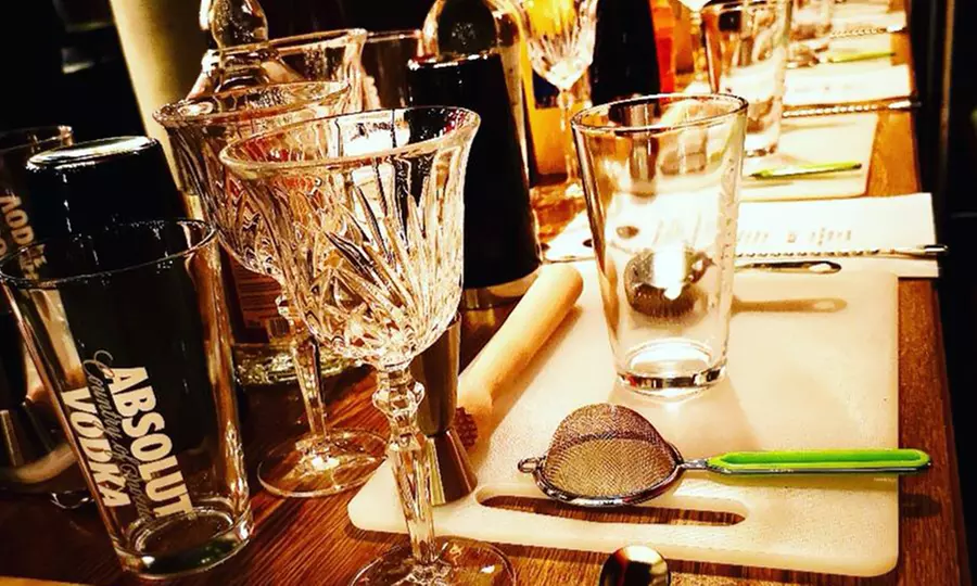 Erlebe einen  2,5-stündigen Cocktail-Kurs für bis zu 4 Personen bei Cocktailkurse Düsseldorf (bis 47% sparen) - Second Medium