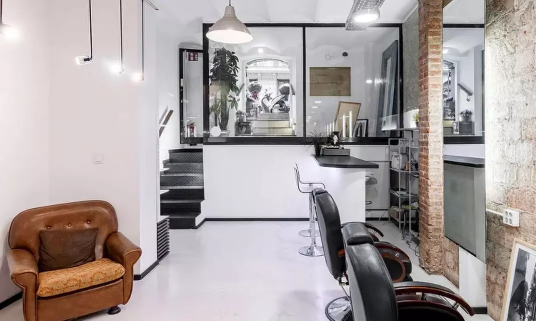 Sesión de peluquería, opción a corte y color, junto al Paseo de Gracia