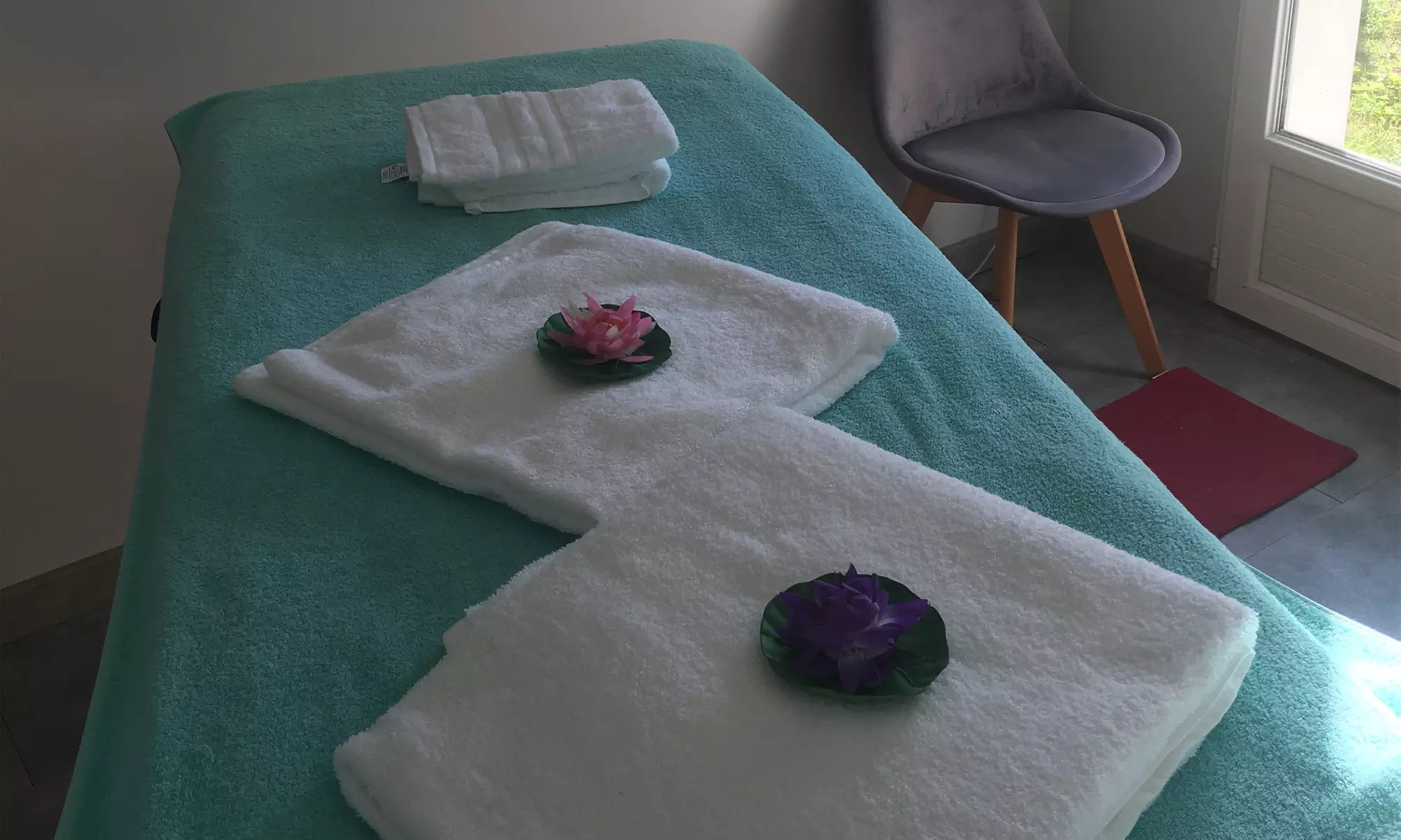 Massage intuitif d'1h ou formule 40 min. de shiatsu dos/jambes et 20 min. de massage du visage (46% de remise) - Image 2