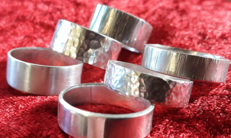 Sla aan het smeden: bij deze workshop ontwerp en maak je je eigen zilveren ring op locatie naar keuze, met 20% korting - Primary Image