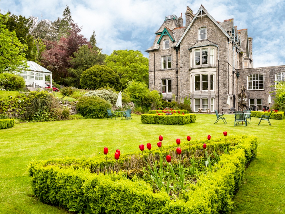 Afternoon Tea with Pimm’s & Lemonade or a Glass of Fizz