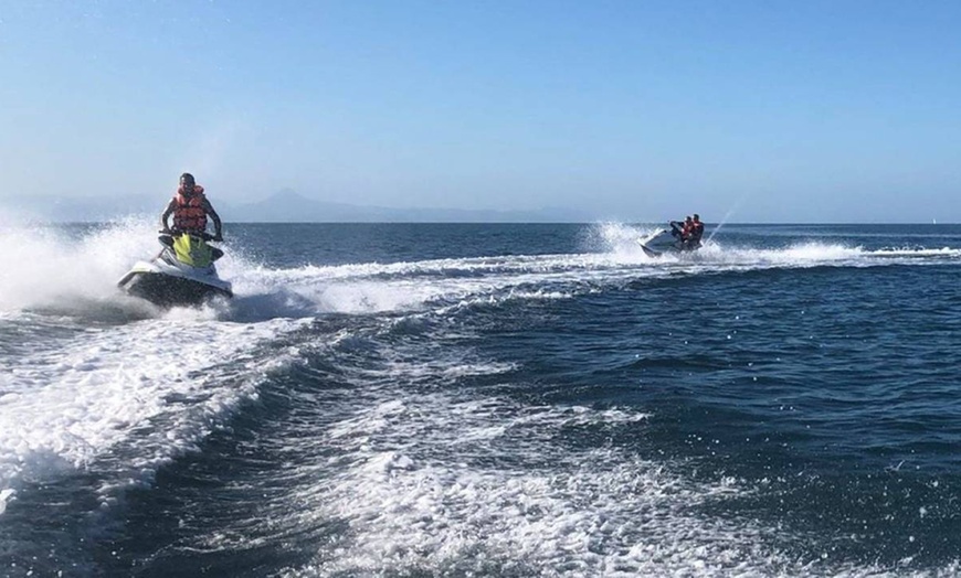 Image 3: Siente la adrenalina sobre las olas con una excursión en moto de agua