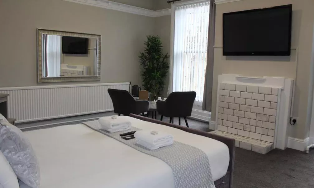 Manchester Getaway: Stay with Breakfast, Bottle of Prosecco & Dinner