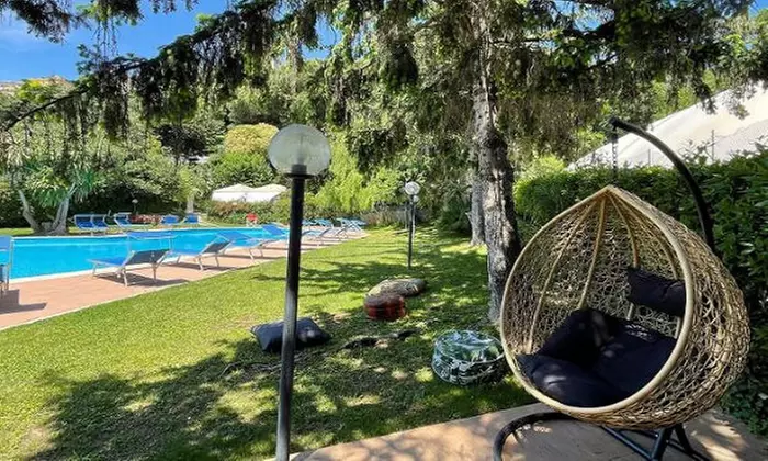 Ingresso piscina/spiaggia, canoe/SUP e giro in barca a Castel Gandolfo