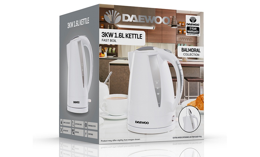 Image 9: Daewoo Kettle and Toaster Set