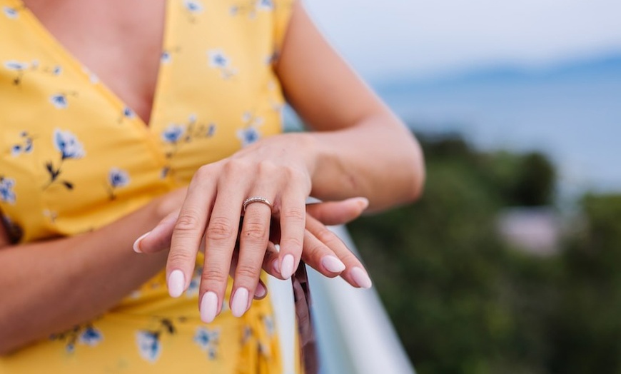 Image 7: ¡Manos y pies a la última! Manicura y pedicura semipermanente