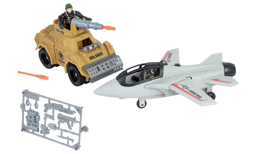 Image 2: Set de jouets militaires avec avion et char