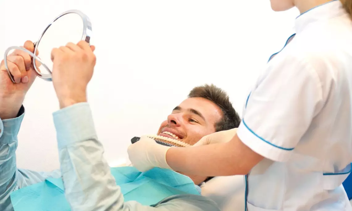 Wybielanie zębów lampą LED lub Beyond dla piękniejszego uśmiechu