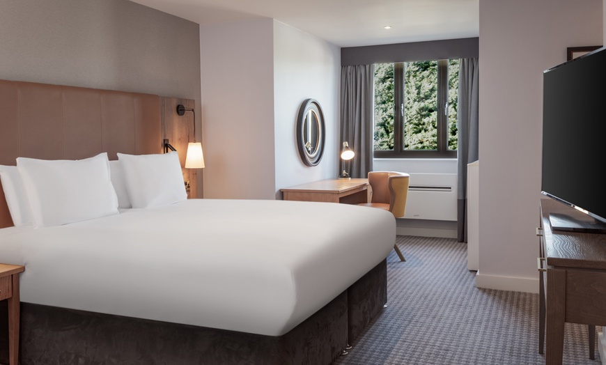 Image 2: QHotels Oxfordshire: Classic Double with Breakfast & Dinner Credit