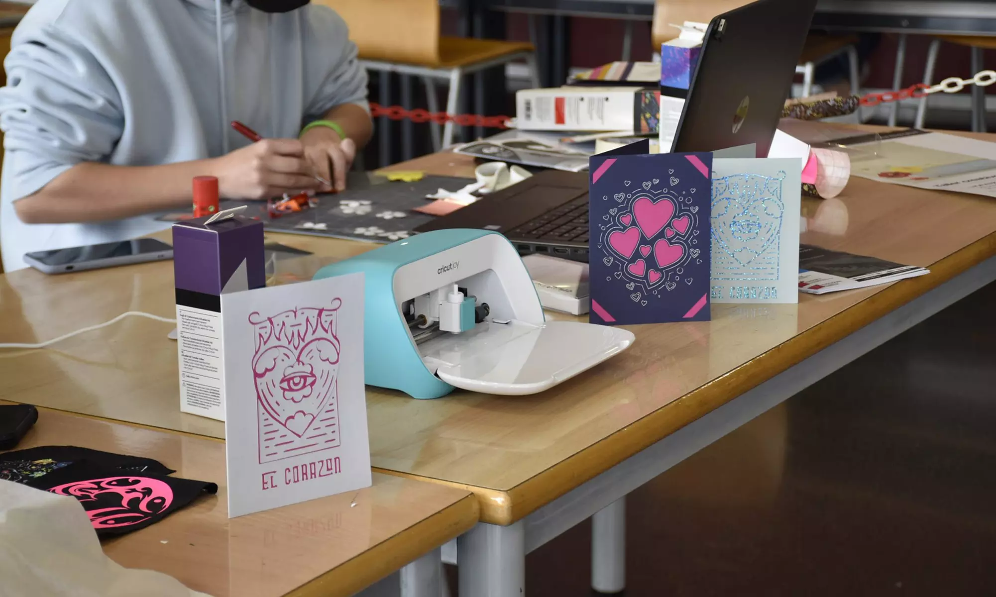 Taller de 3 horas de Cricut, scrapbooking,Tote bag, bordado, todos los materiales incluidos hasta un 43% menos - Second Medium